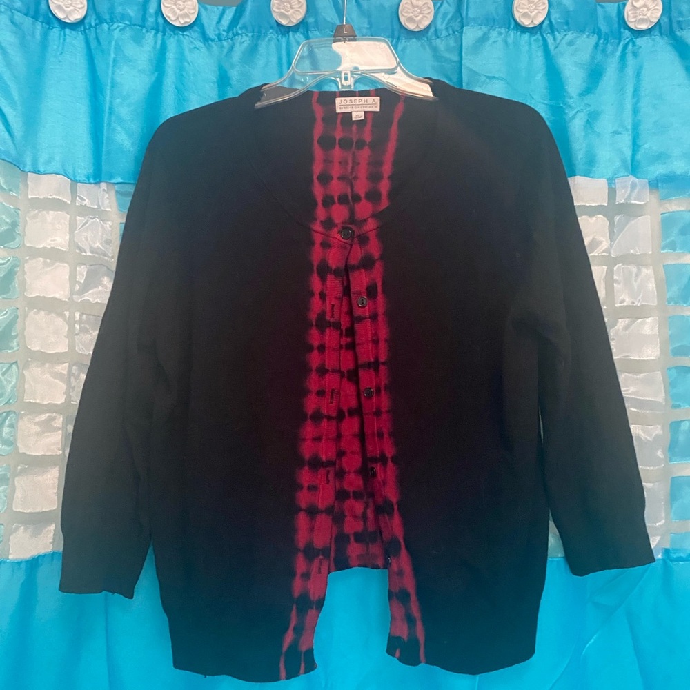 Crop type sweater.